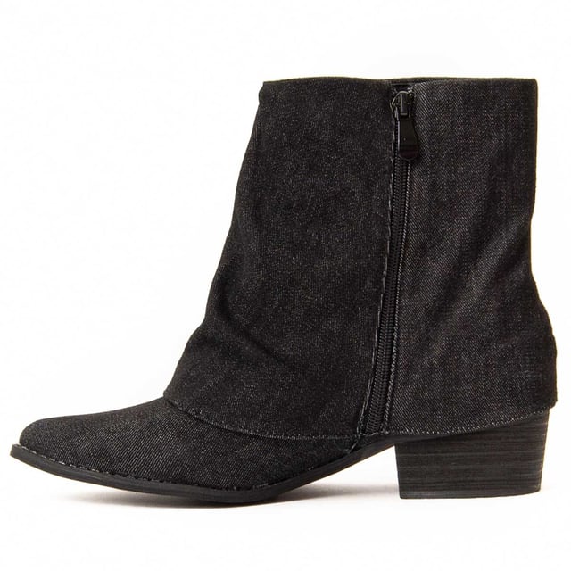Heeled ankle boots for women. Comfortable fit. Made with vegan materials. Made by other brands for our brand. Approximate measurements: 4 cm heel, 16 cm shaft height, and 10 cm shaft width.