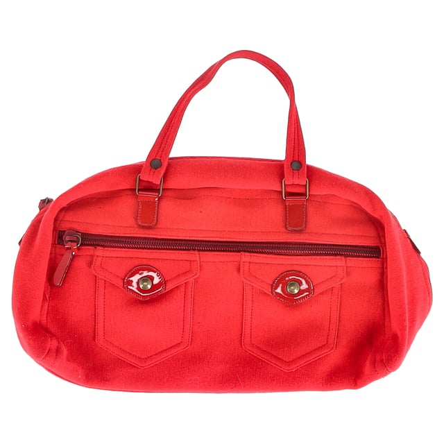 VINTAGE, NP WIE NEU  
Fügen Sie Ihrer Accessoire-Kollektion mit der Miu Miu Bowler-Handtasche mit Fronttaschen aus roter Wolle einen Hauch von Farbe und Eleganz hinzu. Diese auffällige Handtasche vereint Praktikabilität mit hochwertigem Design und bietet eine strukturierte Bowlerform, die perfekt für den Alltag und besondere Anlässe geeignet ist. Hergestellt aus luxuriöser Wolle, wird der kräftige rote Farbton zum Blickfang, während die Fronttaschen sowohl Stil als auch Funktionalität bieten – sie ermöglichen einen schnellen Zugriff auf Ihre Essentials und wahren gleichzeitig die elegante Silhouette der Tasche. Die raffinierten oberen Griffe und der abnehmbare Schulterriemen bieten vielseitige Trageoptionen, was sie ebenso komfortabel wie schick macht. Egal, ob Sie zu einem Mittagstermin oder einem Abend ausgehen, diese Miu Miu Tasche verleiht jedem Outfit eine Portion Raffinesse.  

Miu Miu Bowler-Handtasche mit Fronttaschen aus roter Wolle  

Zustand: Sehr gut  
Gebrauchsspuren: Kein Verkaufsetikett, leichte Gebrauchsspuren.  
Verpackung: Keine  
Farbe: Rot  
Material: Wolle  
Größe: One Size  
Maße: Breite: 160; Höhe: 220; Länge: 400; Griffhöhe: 130; Riemenlänge: 0  
SKU: NAPPUGBBA407646W