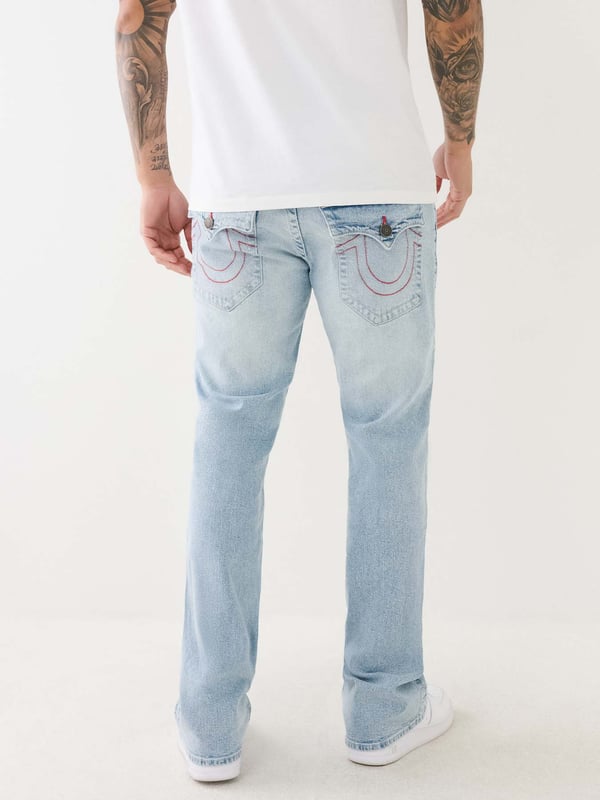 The Ricky Super T Straight Jean is a true classic. This men's straight jean features fading and 3D whiskering, clean hardware, and red and white Super T stitching. Finished with 1/2" horseshoe detailing along the back flap pockets and our regular 34” inseam. 