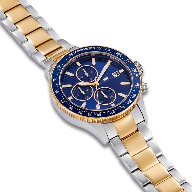 With the date, stopwatch, 3 auxiliary dials and rotatable bezel with tachymeter, the RHODENWALD & SOHN clock manufacturer combines the most popular chronograph highlights in a modern timer. The robust bicolor-steel case with partial IP coating in yellow gold enthusiastically enthusiastically with the classic tricompax arrangement of the totalists, combined with subtle line indices and luminic arrow pointers The exclusive design is rounded off by a bicolor structure bracelet made of stainless steel with practical safety folding. The interior even meets high demands: a high -quality quartz train ensures the best precision.