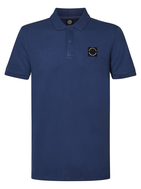 Unifarbenes Poloshirt mit offenem Kragen und Knopfleiste. Das Poloshirt ist mit einem im Brustbereich applizierten Petrol-Badge ausgeführt. In verschiedenen Farben erhältlich. Du schwankst zwischen zwei Größen? Nimm die größere Größe! Kurzarm-PoloshirtUnifarbenOffener KragenKnopfverschlussPetrol-Logo95 % Baumwolle, 5 % Elasthan