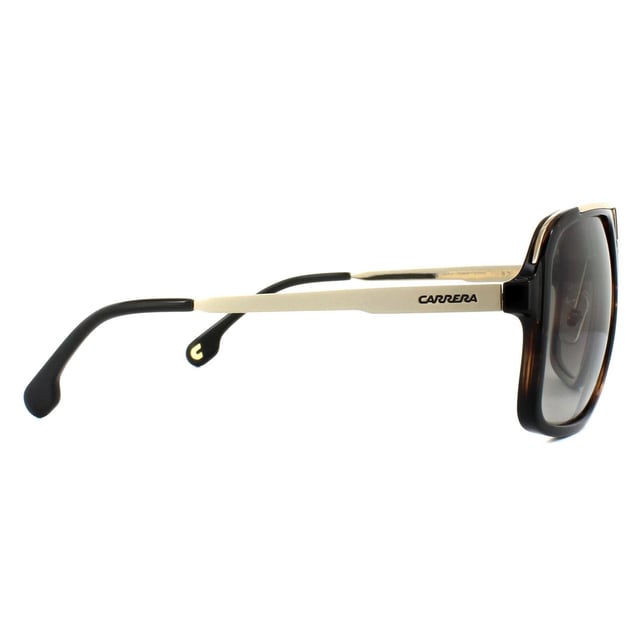 Las gafas de sol Carrera 1004/s 2ik ha Havana Gold Brown Gradient son un estilo clásico de Carrera con la forma de mosca retro cuadrada y detalles tallados en el puente. Las finas patillas metálicas hacen juego con los detalles del puente para una combinación ganadora de metal y plástico.