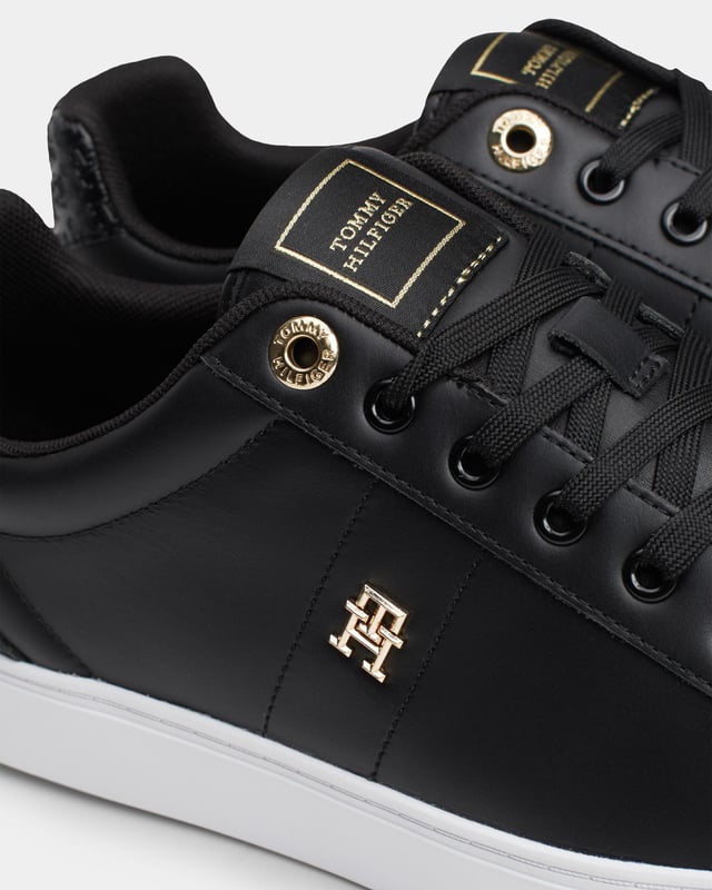 Athleisure style gets an elevated twist with these leather trainers, sporting contrast heels with embossed TH monogram detailing.
 
Highlights
• Leather upper
• Polyester lining
• Polyurethane and thermoplastic rubber removable insock
• Rubber outsole
• Repeat TH monogram embossed panel on heel
• TH monogram plaque on side
• Tommy Hilfiger branding
 
Shape & fit
• Low-top
• Lace-up
• Round toe
 
Composition & care
• 100% leather
 
FW0FW07999