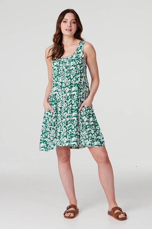 You can never go wrong with a stylish swing dress for summer. This one even has hidden pockets! It has a relaxed swing fit, a round neck, strap sleeves and a knee-length hem. Pair with sandals and a sunhat and you're instantly holiday-ready .