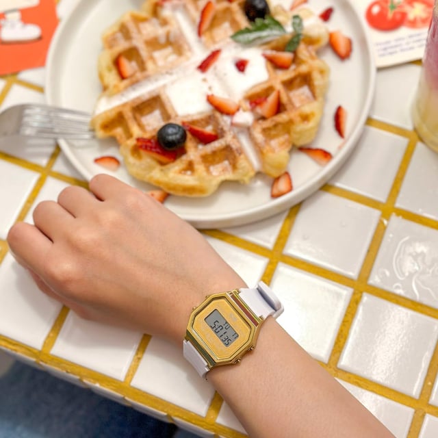 This Ice Watch Ice Digit Retro - White Gold Digital Watch for Women is the perfect timepiece to wear or to gift. It's Gold  Rectangular case combined with the comfortable White Silicone watch band will ensure you enjoy this stunning timepiece without any compromise. Operated by a high quality Quartz movement and water resistant to 3 bars, your watch will keep ticking. Let yourself be seduced by the retro charm of the ICE digit retro - White gold. Following the latest trends, this watch is both glam and fashionable. Its soft strap and simple digital display will complement your most chic and refined outfits. High quality 19 cm length and 18 mm width White Silicone strap with a Buckle Case measurement: 32 X 34 mm,case thickness: 8 mm, case colour: Gold and dial colour: Gold