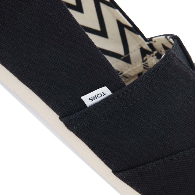 Espadrilles Toms Alpargata en coton recyclé pour femme en noir.- Dessus, doublure et semelle de propreté en coton recyclé composés à 50 % de coton recyclé.- Couture à la pointe et V élastique pour se chausser et se déchausser facilement.- Design Alpargata classique.- Gore élastique pour se chausser et se déchausser facilement.- Semelles intérieures personnalisées fabriquées avec 50 % d'éco-contenu, y compris de la mousse PU recyclée.- Semelle extérieure durable et flexible liée directement à la Dessus via Construction en TPR à injection directe pour un ajustement sans couture.- Logo Toms sur le côté et à l'arrière du talon.- Construction 100 % vegan.- Dessus en textile, doublure en textile, semelle en textile et synthétique.