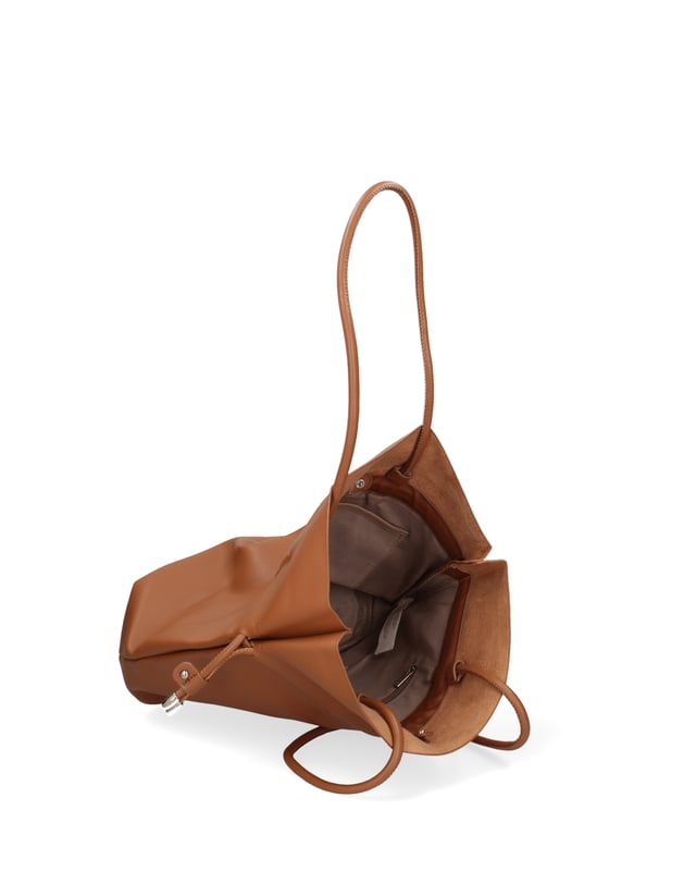 Bolso bandolera para mujer. El cierre es con cremallera. Los bolsillos internos son uno con cremallera y dos abiertos. Los bolsillos externos están ausentes. Falta la correa para el hombro. El mango está fabricado en resina. Hay un compartimento interno. El material exterior es PVC. Internamente está forrado en poliéster. Medidas: 30x33x14 cm. Producto de moda