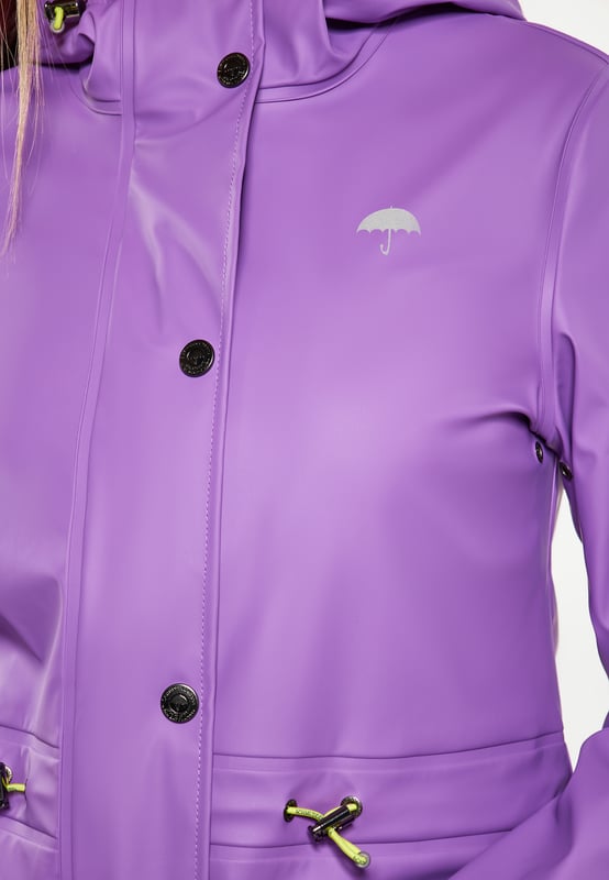 Werten Sie Ihre Outdoor-Garderobe mit diesem stilvollen Regenmantel auf, der auf Funktionalität ausgelegt ist. Diese Parka-Jacke verfügt über eine Kapuze mit Kordelzug, einen Reißverschluss vorne und Druckknöpfe für einfaches Tragen. Mit Pattentaschen und verschweißten Nähten für wasserdichten Schutz bietet es eine normale Passform. Der verstellbare Kordelzug in der Taille und der Stehkragen erhöhen den Komfort und halten Sie bei jedem Wetter trocken.  Regenmantel