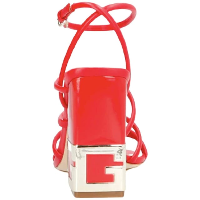 Guess FL6TCYLEA03-RED-36 Als je het ideale merk zou willen creëren, zou je wellicht de legendarische Hollywood glamour willen combineren met een vleugje natuurlijke Franse elegantie. Dit is nu net wat de Marciano broers, iets meer dan 40 jaar geleden, hebben gedaan toen ze Guess oprichtten. Sindsdien is de groep uitgegroeid van een pionier op vlak van denim tot een wereldwijde lifestyle.