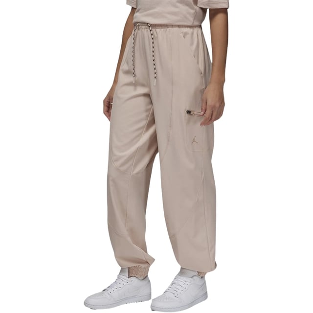 Eleva tu estilo con los pantalones Beige Jogg. Estos comodos pantalones Nike Beige ofrecen una apariencia elegante y versatil, perfecta para cualquier ocasion. Ya sea que vayas al gimnasio o hagas recados, estos pantalones cortos brindan estilo y funcionalidad. !Mejora tu guardarropa hoy!, Extremidades de pierna y cintura elasticas, logotipo de la marca en el bolsillo izquierdo, ropa urbana, pantalones tipo jogging color beige lisos