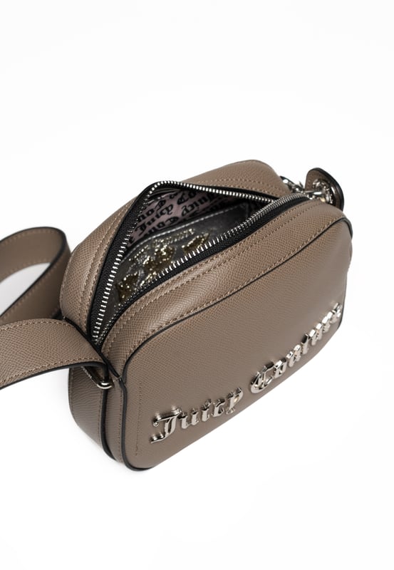 Jasmine Squared Crossbody Topo Bolso Crossbody Juicy Couture: Elegante y compacto
Elegante y moderno, este bolso bandolera está confeccionado en suave piel sintética. El logotipo de Juicy Couture en metal plateado añade un toque de glamour, mientras que el cierre de cremallera garantiza la seguridad de tus pertenencias. Su diseño compacto lo hace perfecto para cualquier ocasión.
Dimensiones: 19 x 6 x 14 cm
