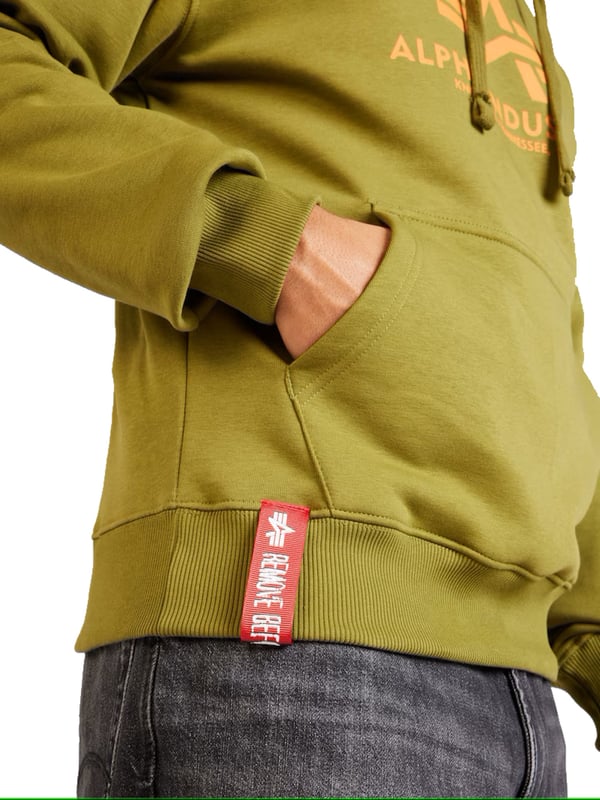 Dieser Herren-Hoodie verbindet lässigen Stil mit hochwertigen Details und maximalem Tragekomfort. Die normale Passform und die überschnittenen Schultern sorgen für einen entspannten, modernen Look. Die Kapuze mit Tunnelzug und Metallösen bietet zusätzlichen Schutz und lässt sich individuell anpassen. Die weiche Innenseite aus gebürstetem Fleece macht den Hoodie besonders angenehm zu tragen. Elastische Rippbündchen an Ärmeln und Saum garantieren eine optimale Passform und schützen vor Kälte. Der Logo-Print, gefertigt im Siebdruckverfahren, setzt einen stilvollen Akzent. Funktionale und dekorative Details wie der RBF-Tag, das Logoband und das RBF-Loop-Label unterstreichen das durchdachte Design. Ein Nackenband sorgt für zusätzlichen Tragekomfort und verhindert ein Ausleiern. Perfekt für Männer, die Wert auf Komfort, Funktionalität und ein modernes Design legen.