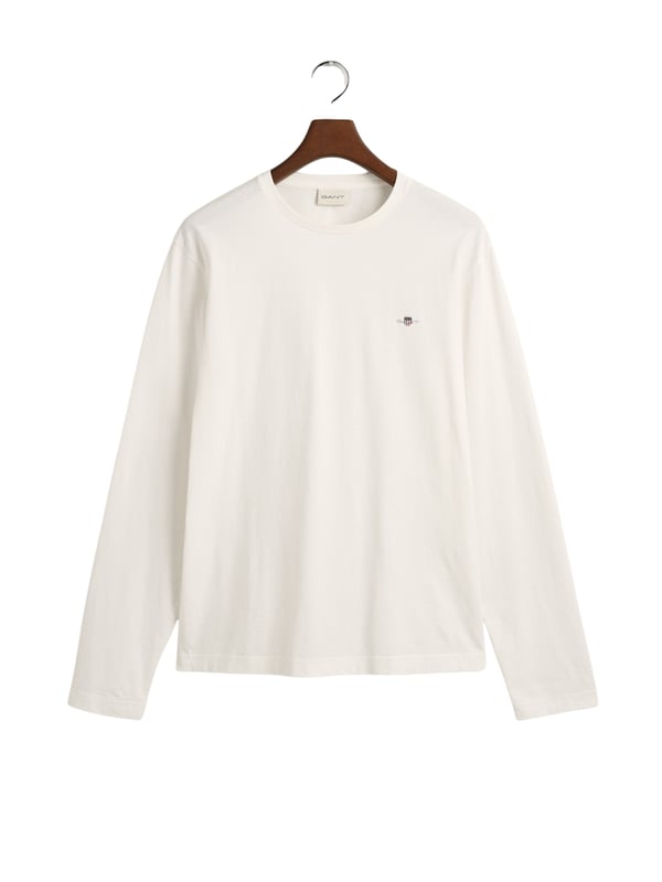 Discover the stylish men's T-shirt from GANT, which features a subtle embroidered crest on the chest for a sophisticated touch. It offers a comfortable fit, long sleeves and a timeless round neckline. Combined with your favorite jeans, it creates a relaxed and fashionable look.