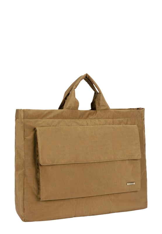 The Landscape Nylon Tote is the perfect commuter bag. With ample internal space and an oversized flap over zip pocket to the front, the bag features a comfortable padded carry handle and adjustable crossbody strap with clip off function. Features: , Zip top opening, Front oversized flap over zip pocket, Rear zip pocket, SMITH & CANOVA antique brass logo, Branded antique brass zips, Padded grab handle, Adjustable crossbody strap (detachable), Internal 15 inch padded laptop sleeve, Internal zip pocket, 2 Internal mobile phone slip pockets - fits normal and plus size smart phones, 3 Internal pen slip pockets Style Ref: 92683 TAN