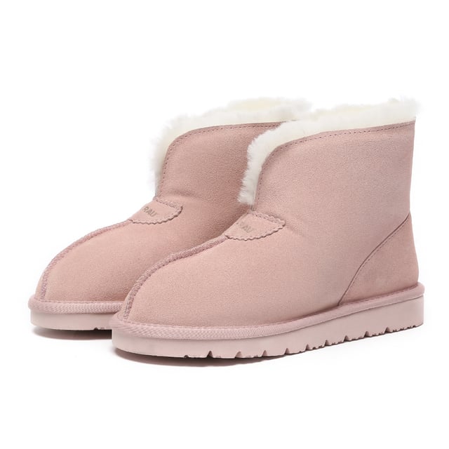 De Owl Ankle Slipper is er om je voeten gezellig en warm te houden en biedt volledige bedekking van enkel tot teen. Deze pantoffel omarmt het luxueuze comfort van Australische schapenvacht en omhult je voeten met pure weelde. Dit paar heeft een opvouwbare pluizige kraag waardoor je ze thuis als pantoffels kunt dragen of de kragen eenvoudigweg kunt opvouwen tot een paar stijlvolle enkellaarsjes. Beschrijving: Suède bovenwerk Voering van schapenvachtwol Binnenzool van schapenvachtwol EVA-zool Technologieën: Antislip EVA-buitenzool
