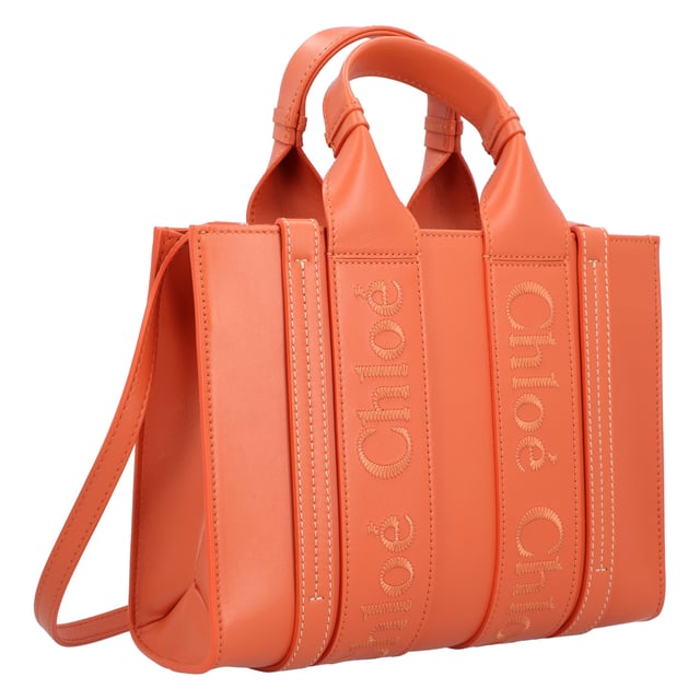 Material: Leather

Width 25.5 cm x Height 20 cm x Depth 8 cmAdjustable
shoulder strap length Min. 96 cm - Max. 105 cmHandle
drop: 8.5 cmMeasurments:  width: 255 mm height: 200 mm strap length: 960-1050 mm handle drop: 85 mm