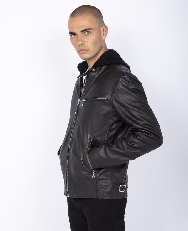 Echtlederjacke im Biker-Look mit Seitentaschen, Stehkragen und verstellbaren Schnallen.