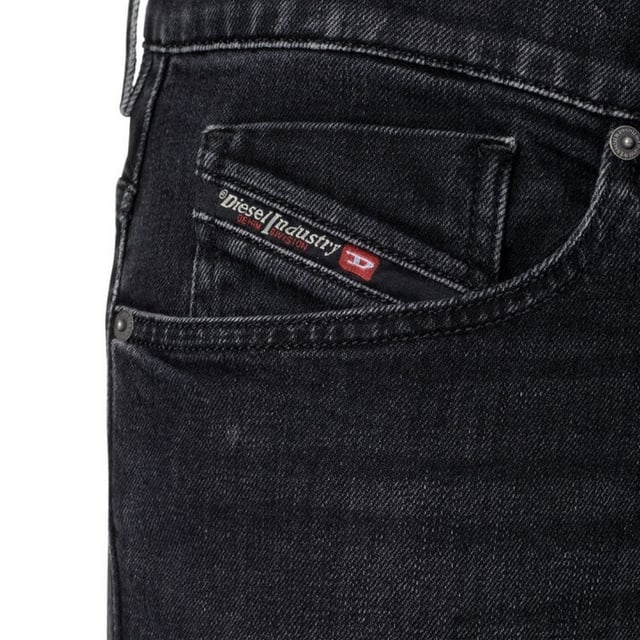 Vaqueros Diesel, cintura estándar, pernera cónica, bragueta de botones, 99 % algodón, 1 % elastano. Jeans Negros Lavados, Jeans Negros Diesel