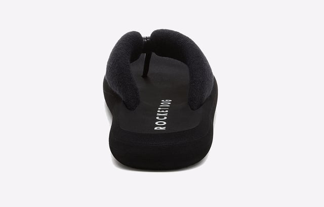 Sandalias negras Rocket Dog Sunset para mujer, confeccionadas en textil y suela de goma. Cuentan con tiras acolchadas, tira de la puntera suave y plantilla acolchada.