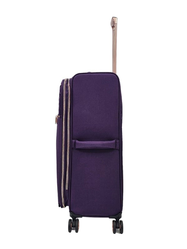 Colección de maletas Skyper: ¡donde el estilo se combina con un viaje sin esfuerzo! Presentamos la colección de maletas Skyper, una fusión perfecta de moda y funcionalidad, diseñada para mejorar tu experiencia de viaje. Esta impresionante colección viene en cuatro tamaños y una variedad de colores elegantes, que incluyen negro, morado, azul verdoso y gris, que satisfacen los diversos gustos de cada viajero. Características principales: • Cremallera en contraste de oro rosa: la maleta Skyper presta atención a los detalles. Su cremallera en contraste de oro rosa no solo agrega un elemento de elegancia y sofisticación, sino que también garantiza que tus pertenencias estén seguras con estilo. • Ruedas giratorias: dile adiós a las dificultades de manipular equipaje pesado. Cada maleta Skyper cuenta con ruedas giratorias de suave giro, que brindan una navegación sin esfuerzo por aeropuertos, calles y vestíbulos de hoteles. Las ruedas giratorias de 360 ​​grados otorgan una maniobrabilidad excepcional para una experiencia de viaje perfecta. • Bolsillo frontal: mantente organizado mientras te desplazas con el práctico bolsillo frontal. Ideal para guardar artículos esenciales de viaje como pasaportes, tarjetas de embarque y pequeños dispositivos electrónicos, este bolsillo accesible garantiza que sus artículos cruciales estén siempre a su alcance. • Material liviano: Viaje con comodidad con la construcción liviana de la maleta Skyper. Fabricada con materiales duraderos que mantienen el peso al mínimo, esta maleta le permite empacar más sin exceder los límites de equipaje. Perfecta para viajeros frecuentes y espíritus aventureros. Ya sea que se embarque en una escapada de fin de semana o un viaje de larga distancia, la colección de maletas Skyper le asegura viajar con estilo y facilidad. Mejore su viaje con esta impresionante maleta que combina a la perfección un diseño de moda con características prácticas, todo a un precio asequible. Actualice a la maleta Skyper y redefina su experiencia de viaje: ¡inteligente, elegante y sin complicaciones! Juego completo 3 tamaños | Cabina+ Mediana+ Grande, • Maleta de cabina de 20 pulgadas - Tamaño 56 x 36 x 22 cm Peso: 2,4 kg Capacidad: 46 litros • Maleta mediana de 25 pulgadas - Tamaño 72 x 44 x 26 cm Peso: 2,9 kg Capacidad: 90 litros • Maleta grande de 29 pulgadas - Tamaño 81,5 x 49 x 30 cm Peso: 3,4 kg Capacidad: 128 litros Nota: Este producto viene en un conjunto de varios tamaños, y obtendrá todos los tamaños que se ven en las imágenes.