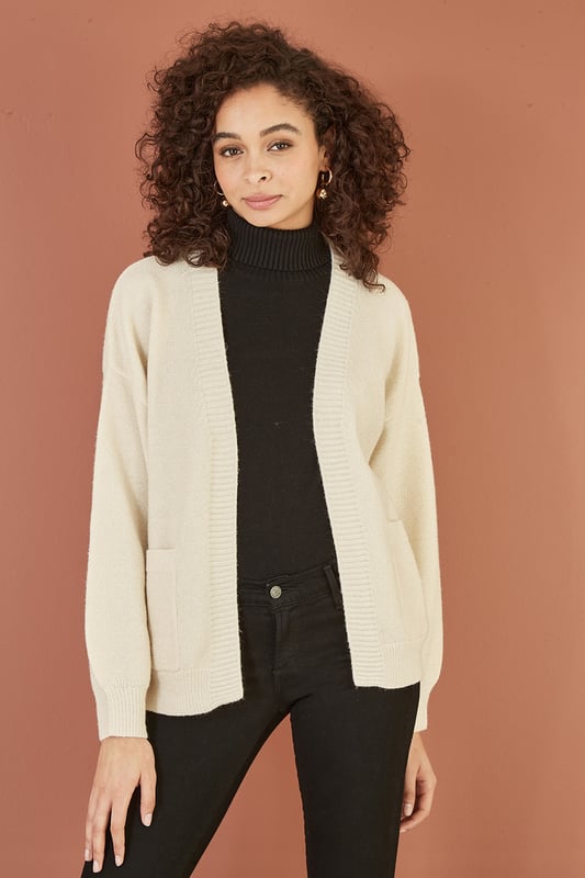 This throw on and go cardigan is perfect for the cooler weather. Made from a shimmering Metallic supersoft knit, in a slouchy design with drop sleeves, cuffed at the wrist. We love the pockets in the front for extra detail and the edge to edge design makes it super versatile