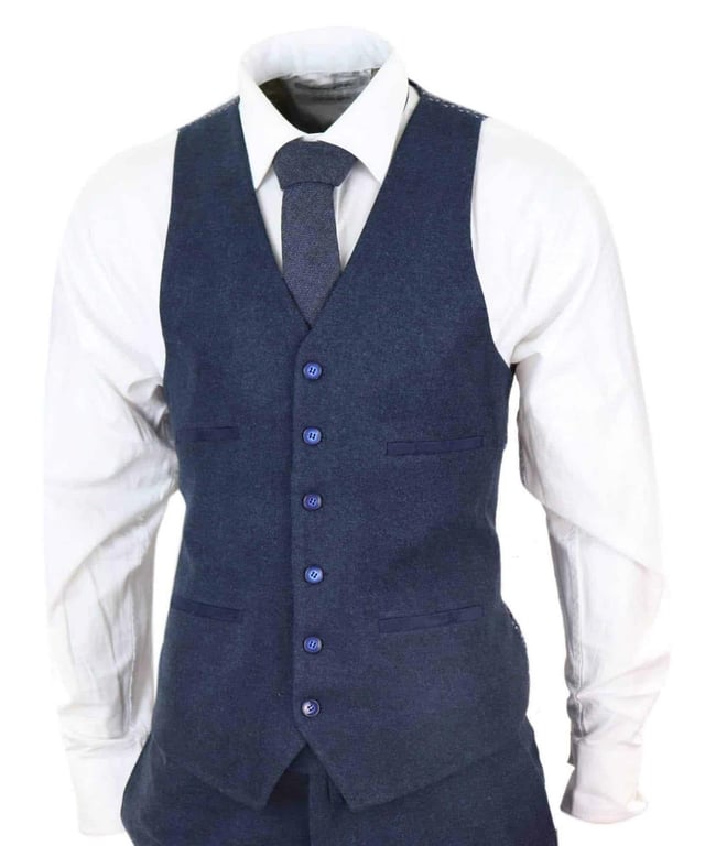 Ein blauer Anzug ist ein Grundbestandteil der Garderobe eines jeden Mannes und dieser hier ist keine Ausnahme von dieser ungeschriebenen Regel. Scharf, elegant und raffiniert – sehen Sie gut aus mit diesem hochwertigen dreiteiligen marineblauen Woll-Tweed-Anzug mit Slim-Fit-Schnitt, engerer Passform an der Brust und schmaler geschnittenen Hosen. Die Zwei-Knopf-Jacke fällt wunderschön und hat eine halbe Canvas-Konstruktion, die sich Ihrer Körperform anpasst, je mehr Sie sie tragen. Mit Taschenpaspeln aus Samt, geknöpften Manschetten und einem einzelnen Rückenschlitz verleihen dem Anzug einen klassischen Hauch von Raffinesse. Eine passende Tweedweste vervollständigt den Dreiteiler im einreihigen Daunenstil mit klassischen maßgeschneiderten Taschen und einem Rückenversteller, um sicherzustellen, dass Sie Ihre ideale Passform kreieren können. Der Anzug ist immergrün und zeitgemäß zugleich und ermöglicht es Ihnen, den ganzen Tag über gut auszusehen. Kombinieren Sie es mit einer passenden Weste, einem weißen Hemd und Schuhen für ein elegantes Finish.