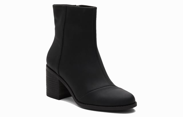 The Evelyn Casual Block Heel Boot is the perfect blend of comfort and style, designed for versatility. Crafted with leather uppers and a medial side zip, this boot offers easy wearability and a sleek silhouette. The asymmetric toe detail adds a touch of sophistication, while the high-rebound OrthoLite Eco X40 Hybrid insoles provide eco-friendly cushioning with 32% recycled content. Featuring a stacked leather-wrapped block heel and durable TPR outsole with TPU toplift, the Evelyn boot is ideal for both work and play.- Leather uppe- Side zip closure- Rised heel - Cushioned footbed- Durable outsole- Toms branding