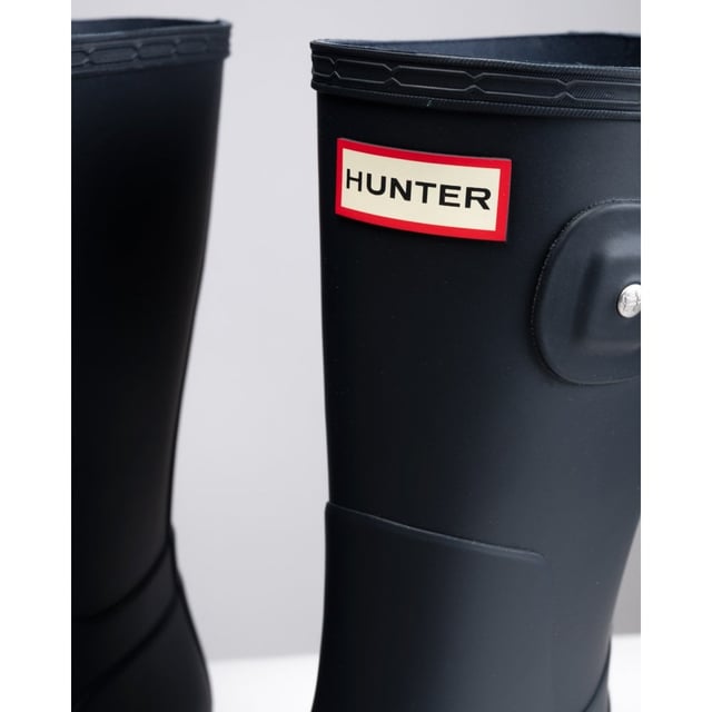 The brand new Hunter mens last with a shorter leg. Available in bold colours from the original brights collection. Features all of the handmade attention to detail that characterises the original. Including the 28 parts and the new mens last.

Handmade from 28 parts
Natural rubber construction
Matte finish
New Mens last
New self-coloured lining
New branded Hunter hardware
Hunter box logo in outsole
New men's outsole and heel