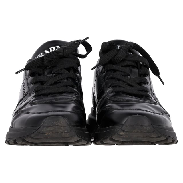 Prada Prax 01 Schnür-Low-Top-Sneaker aus schwarzem Kalbsleder VINTAGE, UVP WIE NEU
Gönnen Sie sich Luxus mit den Prada Prax 01 Schnür-Low-Top-Sneakern aus elegantem schwarzem Kalbsleder. Diese stilvollen Sneakers vereinen mühelos Komfort und Raffinesse und verfügen über ein klassisches Schnürdesign, das sie sowohl für lässige Ausflüge als auch für einen schicken Streetstyle perfekt macht. Das hochwertige Kalbsleder sorgt nicht nur für einen anspruchsvollen Look, sondern garantiert auch Langlebigkeit und Komfort für ganztägiges Tragen. Mit ihrer minimalistischen Ästhetik und Pradas charakteristischer Handwerkskunst sind diese Low-Top-Sneaker eine vielseitige Ergänzung Ihrer Garderobe. Kombinieren Sie sie mit alles von eleganten Hosen bis zu Ihren Lieblingsjeans für einen gepflegten, aber lässigen Look.
Prada Prax 01 Schnür-Low-Top-Sneaker aus schwarzem Kalbsleder
Zustand: Sehr gut
Gebrauchsspuren: Leichte Abnutzungen, leicht getragen, aber sehr gut gepflegt. Kleine Markierungen an der Sohle & Faltenbildung, leichte Kratzer an der Sohle und den Fersen.
Verpackung: Keine
Farbe: Schwarz
Material: Leder | Kalbsleder
Größe: UK6.5/FR40/US7.5
Maße: Absatzhöhe: 50; Innensohlenlänge: 290
SKU: MRPPUGBSH397639M