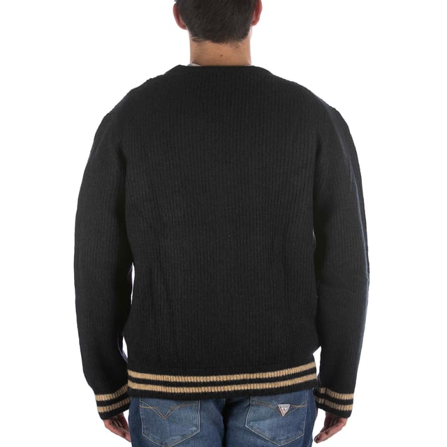 Especificaciones: Cárdigan confeccionado en tejido mezcla de lana, cierre clásico con botones y bolsillos delanteros. Doble raya a contraste en bajo y puños.Corte: Regular La modelo lleva la talla: M Altura del modelo: 180 cm