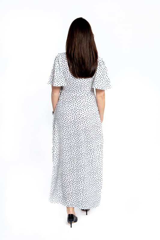 Este vestido elegante y bonito es ligero, con una falda estilo envolvente, escote en V y mangas cortas que favorecen. El vestido cuenta con un cinturón envolvente que añade un toque especial. Su estampado blanco y negro de lunares es un clásico para tu armario.

97% Poliéster, 3% Elastano

Lavado a máquina a 30°