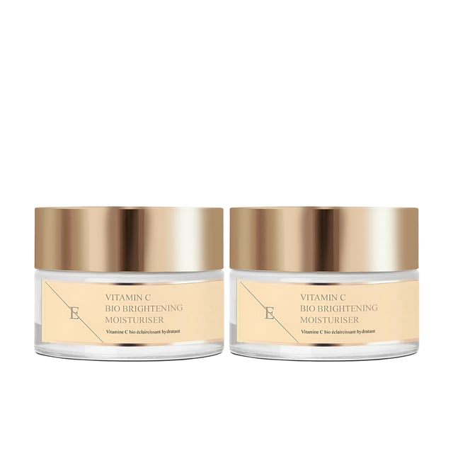 Vitamine C Bio Verhelderende Moisturizer
  
  Vitamin C Bio Brightening Moisturizer bevat ascorbinezuur, een van de beste vormen van vitamine C, dat tot doel heeft ongelijkmatige teint te verzachten en andere tekenen van huidveroudering te verbeteren. Dit ingrediënt wordt gecombineerd met hydratatiebevorderend hyaluronzuur en huidverzorgende natuurlijke oliën zoals arganolie en amandelolie voor een gladde en jeugdig ogende huid.
  
  Vitamine C / Ascorbinezuur
  
  Vitamine C/ascorbinezuur is een van de meest onderzochte vormen van vitamine C. Het is een krachtige antioxidant die helpt tekenen van veroudering, zoals pigmentvlekken, te verminderen.
  
  Hyaluronzuur
  
  Hyaluronzuur komt van nature voor in onze huid. Naarmate we ouder worden, vertraagt de natuurlijke productie van hyaluronzuur in ons lichaam. Hyaluronzuur is een belangrijk element dat ervoor zorgt dat de huid er vol en jeugdig uitziet, omdat het 1000 keer zijn eigen gewicht aan vocht vasthoudt. Ons hyaluronzuur heet natriumhyaluronaat en is een kleiner hyaluronzuur dat dieper in de huid kan doordringen en hydrateren dan normaal hyaluronzuur.
  Arganolie
  Amandelolie
  Vitamine E
  Sheaboter
  
  Gebruik: Breng 's ochtends en 's avonds aan na het serum.