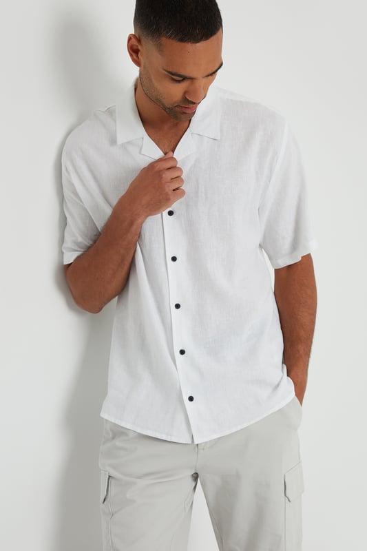 This lightweight shirt from Threadbare will have you ready for the summer months. Crafted from a cool linen blend fabric, this regular fit shirt features a revere collar with single needle stitching and a button-through fastening. The short sleeves and side split vents offer comfort and breathability. Complete with a back yoke seam for added detail, this shirt is perfect for casual outings or beachside gatherings. Pair it with tailored shorts or lightweight trousers for a relaxed look.