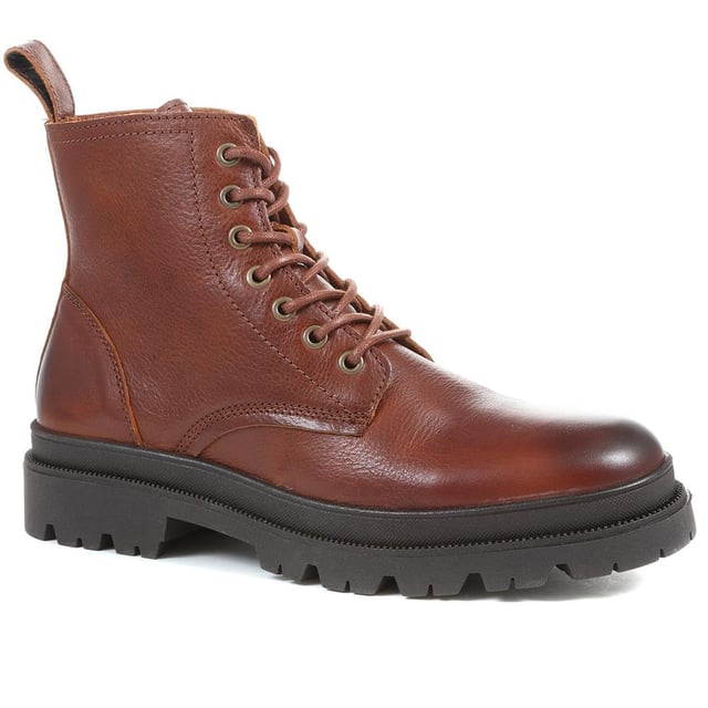The ankle boots that do it all? Meet Dawley. Crafted in Portugal with soft tumbled leather and signed off with a bold rubber sole for grip and stability in the winter months.