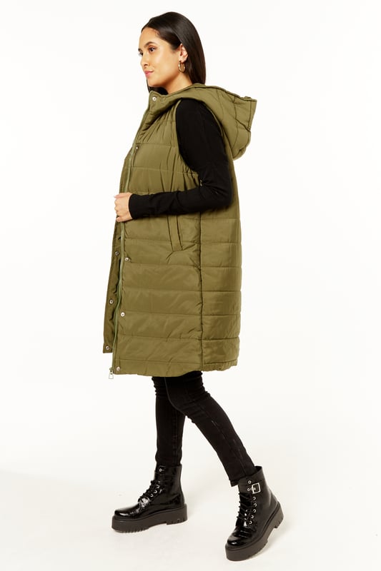 ¿Quién no quiere pasar todo el invierno envuelto en una chaqueta acolchada y esponjosa? Estos chalecos largos acolchados con capucha han vuelto y, con un ajuste relajado y cierre de cremallera, son perfectos para el día y se adaptan a todos los planes nocturnos.