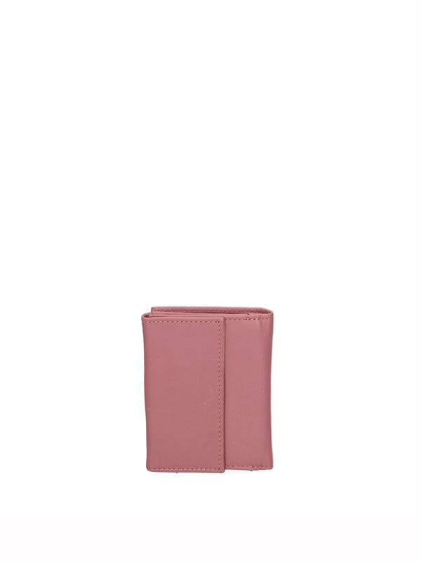 Cartera de hombre. El cierre es con botón de presión. Los bolsillos internos son tarjeteros y porta billetes. Los bolsillos exteriores son uno trasero con clip. Falta la correa para el hombro. Falta el mango. Hay un compartimento interno. El material exterior es 100% Piel Auténtica. Internamente está forrado en piel auténtica. Medidas: 8x10x2 cm. Producto de moda