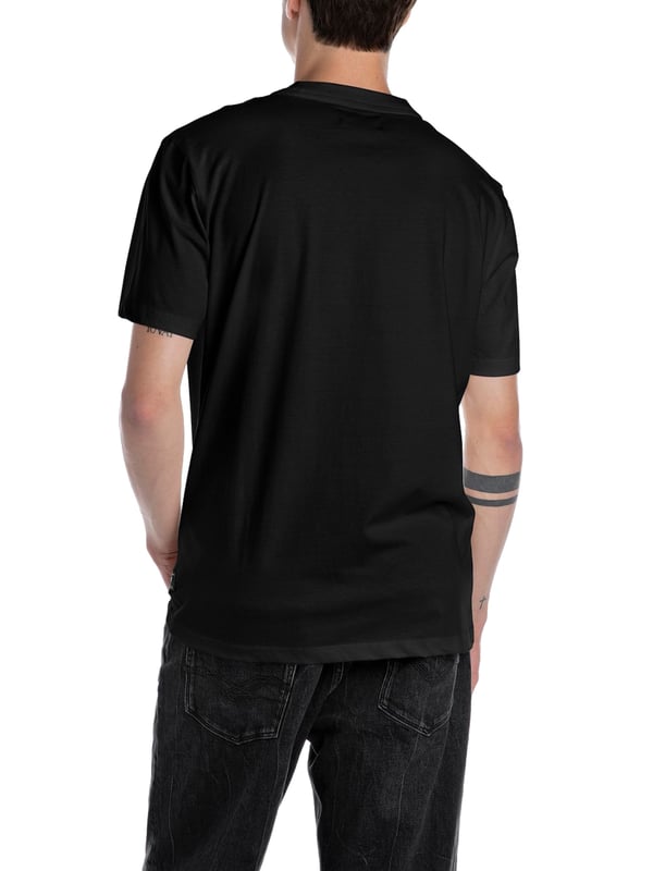 Entdecke zeitlose Eleganz und Komfort mit dem Replay T-Shirt, dem idealen Begleiter für deinen täglichen Stil. Dieses kurzärmlige, einfarbige Shirt besticht durch seinen klassischen Rundhalsausschnitt und bietet hohen Tragekomfort dank der hochwertigen Materialien.   Die feine Logo-Stickerei auf der Brust verleiht dem T-Shirt eine subtile Note von Exklusivität und unterstreicht seine Qualität. Perfekt für den lässigen Alltagslook oder als Basic-Teil in deinem Kleiderschrank, lässt es sich vielseitig kombinieren.  Das Label auf der Innenseite garantiert die Echtheit und den unverkennbaren Replay-Charakter. Ob zur Jeans oder unter einem Blazer - dieses T-Shirt bringt deinen persönlichen Stil zum Ausdruck.  Genieße den unvergleichlichen Komfort und die Langlebigkeit, die du von Replay erwartest. Bereit, jeden Tag mit Stil und Selbstbewusstsein zu meistern, ist dieses T-Shirt die perfekte Wahl für jede Gelegenheit.