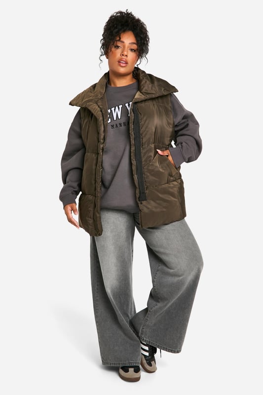 Add the finishing touch to your outfit with this outerwear piece from our women's plus size coats range. A wardrobe staple that's perfect for layering, this style provides added warmth and adds an extra something to your fit. Made with added fabric for the perfect fit, this piece is a whole vibe - just throw on over your fave outfit and you're sorted. Whether you choose a plus size denim jacket or keep things cosy in winter with a plus size teddy coat we've got the hottest coats for curvy girls that are always on-trend. Style: GiletFabric: NylonLength: LonglineNeckline: CollaredSleeve Length: Sleeveless
