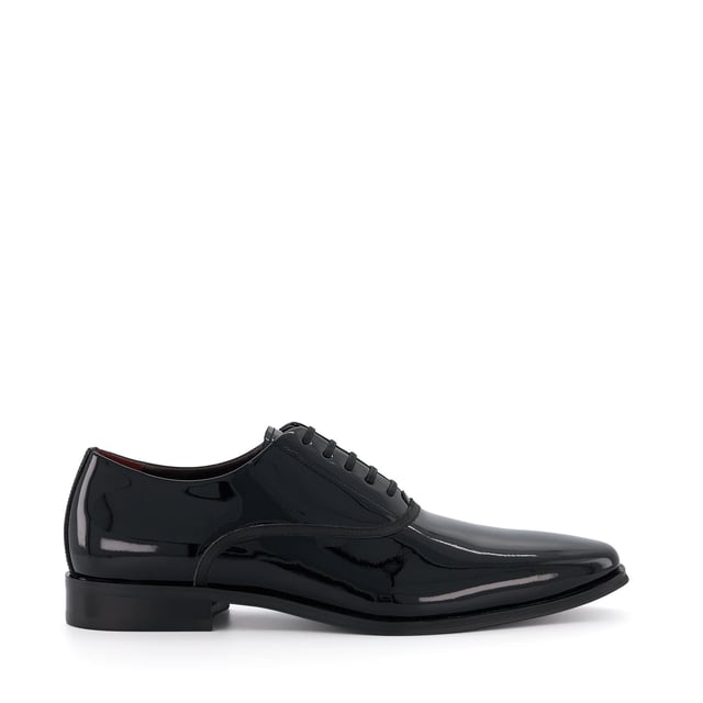 Dune Mens WF SWALLOW Wide Fit Oxford Shoes Wf Swallow Swallow is a quintessential Oxford lace-up. Crafted from the finest materials, this wide-fit silhouette is elevated with flat lacing grosgrain details along with a premium bordo-leather lining and sock to wick away moisture. Certain to refresh sartorial ensembles, Swallow is a style to covet all season long.