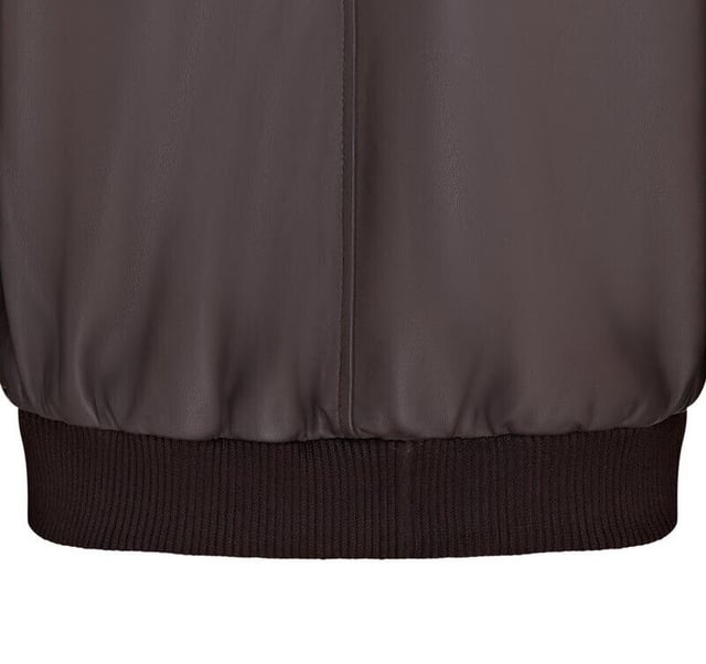 Wir pr�sentieren die Varsity Lederbomberjacke f�r Herren, eine verfeinerte Version der klassischen MA-1 Fliegerjacke. Diese Jacke aus 100 % weichem Lammnappa bietet au�ergew�hnliche Haltbarkeit und einen geschmeidigen Fall. Die sichtbare Rei�verschlussfront verf�gt �ber einen breiten Steppstich-Rei�verschlusssteg, erg�nzt durch Rippstrickkragen, -b�ndchen und -saum f�r zus�tzliche W�rme und eine schlanke Silhouette. Mit vier Taschen � zwei an der Taille und zwei innen, darunter eine sichere Rei�verschlusstasche � kombiniert diese komplett gef�tterte Jacke nahtlos Stil und Funktionalit�t. � Aus 100 % weichem Lammnappa f�r Haltbarkeit und Komfort � Sichtbarer Rei�verschluss vorne mit Steppstich-Rei�verschlusssteg � Rippstrickkragen, -b�ndchen und -saum zur Isolierung � Vier Taschen: zwei an der Taille und zwei innen, eine mit Rei�verschluss � Komplett gef�tterte Innenseite f�r zus�tzliche W�rme und Komfort