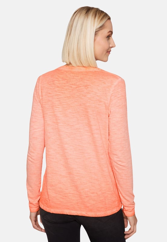 Dit damesshirt met lange mouwen is op vele manieren te combineren en is een musthave basic voor jouw garderobe. Het heeft een losse pasvorm en is gemaakt van hoogwaardig materiaal. Het shirt heeft een V-hals die is omzoomd met een geribbelde bies. De zoom is voorzien van een strikband, waardoor de breedte eenvoudig kan worden aangepast. De slubgarenstructuur zorgt voor een geweldig kleureffect. De grote print op de voorkant wordt geaccentueerd met glitterelementen en geeft het shirt een geweldig visueel hoogtepunt. Een kleine borstzak maakt het ontwerp compleet.
