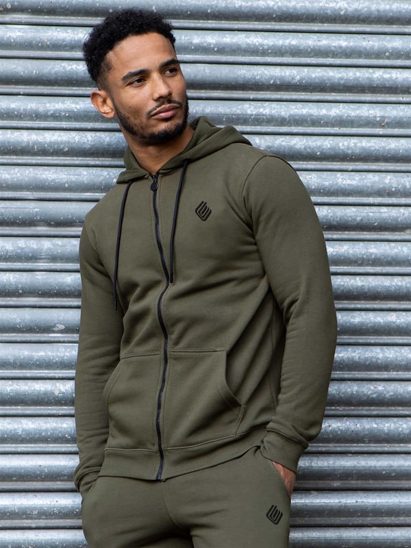 Enzo Mens Zip Up Trainingsanzug Set. Enzo Hoodie mit durchgehendem Reißverschluss und Kapuze. Gesticktes Enzo-Logo auf der Brust. Kapuzenpulli aus Fleece mit Kordelzug. Gerippte Taille und Manschetten. Känguru-Taschen. Slim Fit Jogger für Herren. Elastische Taille mit Kordelzug. Enzo-Logo-Stickerei auf dem Bein. 2-Taschen-Design