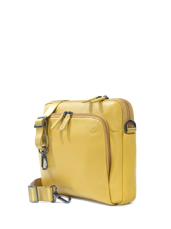 Unisex Crossbody tas met ritssluiting. twee open binnenzakken. één voorkant met externe zakken met ritssluiting. verstelbare en afneembare lederen schouderband. ontbrekend handvat. een binnencompartiment.  extern materiaal. polyester binnenkant. Afmetingen: 34x23x8,5 cm. Modeproduct