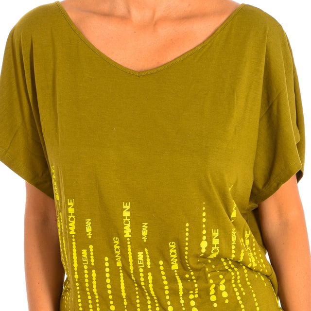 Camiseta Con Mangas Zumba. 
Color Verde oliva
Clásica y versátil con un calce fácil. 
Cuello en pico. 
Gráfico en el frontal y la espalda con motivos de la marca.
Tejido suave y de corte holgado.
Costuras vistas a tono.

Composición:  62% Poliéster, 33% Algodón, 5% Elastano.

-Utilizar lavadora a temperatura máxima 30º .
-No utilizar secadora.
-No puede utilizar Lejía.
-Utiliza plancha a temperatura máxima 110º.