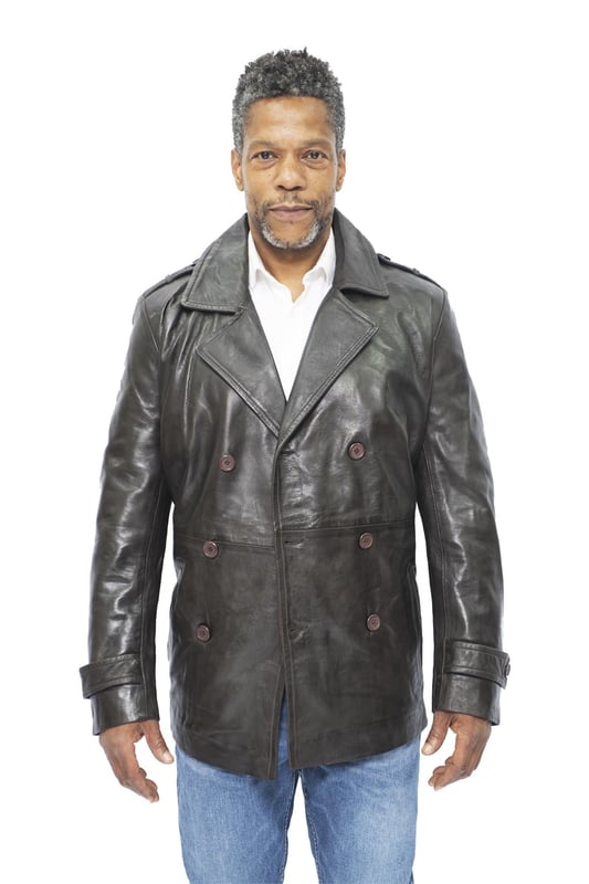Creado por los holandeses y popularizado por la marina británica, el peacoat es una chaqueta clásica y versátil que ahora se ha convertido en un pilar de la moda masculina moderna. Esta prenda cruzada presenta un cierre de tres botones y solapas anchas con muescas que le aportan una calidad atrevida y contribuyen a la estética llamativa de este abrigo. Esta chaqueta está hecha para ser muy cómoda utilizando nuestro cuero napa de grano completo para crear un acabado suave y liso, con añadidos como puños abotonados y una abertura trasera para ayudar con la comodidad y el estilo. Para mayor practicidad, contamos con dos bolsillos en la cintura de la chaqueta y dos compartimentos adicionales integrados en el forro interior.