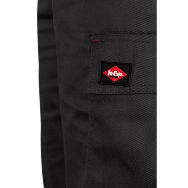 65% Polyester, 35% Baumwolle. Gewebe: Twill. Design: Logo, Unifarben. GSM (Gramm pro Quadratmeter): 200. Taschenart: 2 Vordertaschen, 2 Taschen hinten, 2 seitliche Taschen an den Beinen, Handy. Knopfverschluss, Hosenschlitz mit Reißverschluss. Gewebetechnik: langlebig, Flexibel, Leicht, Weich. Gürtelschlaufen, Pflegeleicht, Schlaufe für Hammer, Dreifach-Naht. Taille: Mit Silikon-Noppen. Passform: Lose.