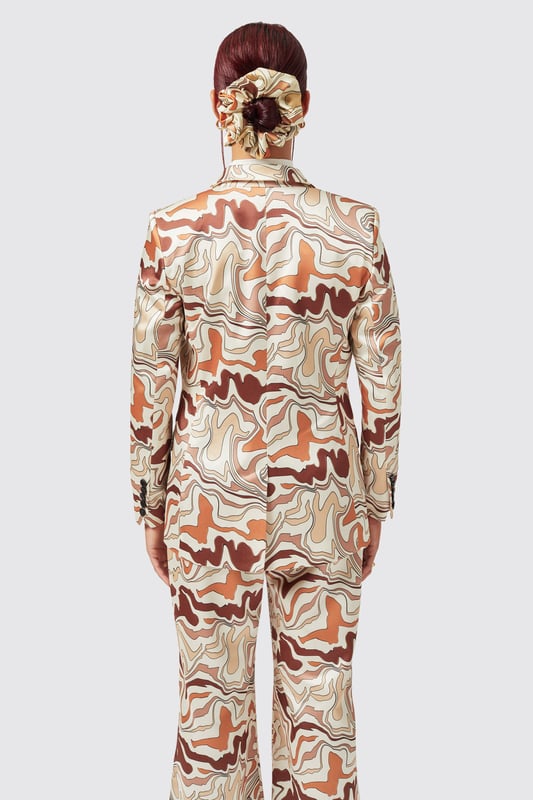 Go for that ultimate 70's vibe in the Calthia. This abstract print in rustic tones can take you through to each and every season. The jacket features a peak lapel, flap pockets and a single button closure. Pair the jacket with the matching Calthia Trousers in Ochre to complete this show-stopping look.
Model is 5'6" (168cm), chest 32" (81cm), waist 27" (69cm) and wearing a size 8.