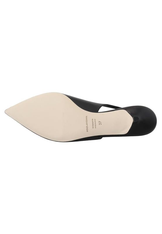 Preciosos Zapatos De Tacon Destalonados De Cuero Preciosos zapatos nuevos con etiquetas 100% autenticos de Dolce & Gabbana..
Modelo: Zapatos de tacon destalonados.
Color: Negro.
Cierre de hebilla.
Suela inferior de cuero.
Detalles del logotipo.
Fabricado en Italia.
Material: 100% cuero.