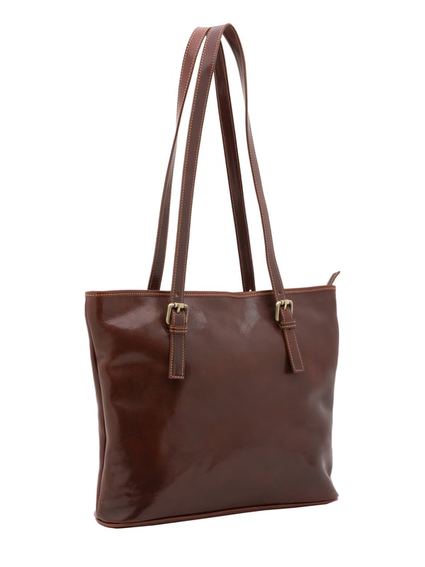 Bolso bandolera para mujer. El cierre es con cremallera. Los bolsillos internos son dos con cremallera y dos abiertos. Los bolsillos externos son uno en la espalda con cremallera. Falta la correa para el hombro. El mango es de piel. Hay dos compartimentos internos. El material exterior es auténtica piel de vacuno. Internamente está forrado en algodón. Medidas: 31x41x10 cm. Hecho en Italia