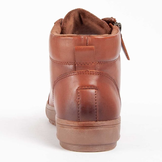 Garantía Purapiel, 10 años de garantía. Botín casual para mujer. Fabricado en cuero 100% natural libre de Cromo VI. Materiales de máxima calidad. Plantilla acolchada. Fabricado por otras marca para nuestra marca. Medidas aproximadas: 10 cm alto de caña y 8 cm ancho de caña.